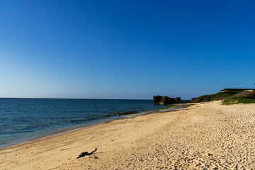 雲ひとつない青い空の下の沖縄のビーチ