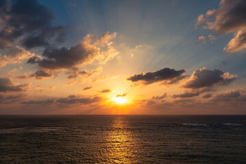 沖縄の海に沈む美しい夕日