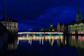 Naklejka premium Münsterbrücke (Minster Bridge) at the old town of Zurich by night at summertime. Photo taken June 5th, 2021, Zurich, Switzerland.