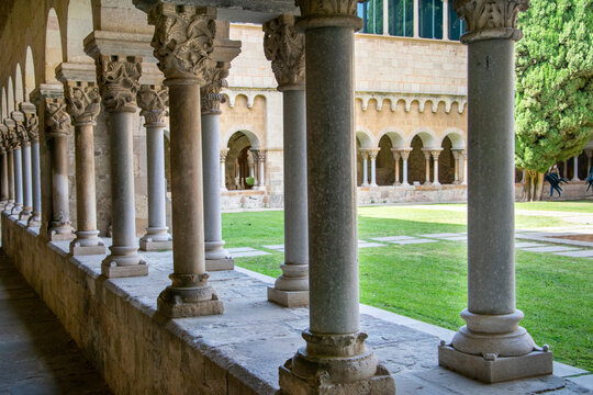 Edificaci&oacute;n religiosa de estilo rom&aacute;nico g&oacute;tico en la poblaci&oacute;n de Sant Cugat en Barcelona.