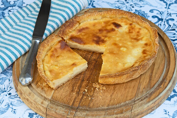 flan découpé sur une planche à découper