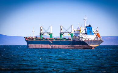 Obraz premium selective focus bulk cargo ship to harbor quayside Vladivostok