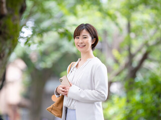 女性・ビジネス・スマートフォン