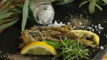 Sardellen mit Salz auf einer Schieferplatte
