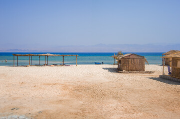 Fototapeta na wymiar straw bungalows hippie Bedouin camps on the coast of the Sinai Peninsula of Egypt