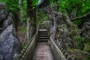 Holzsteg zwischen Felsen im Felsenmeer in Hemer 