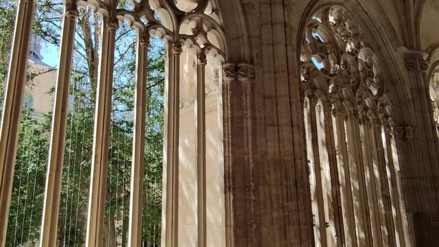 Claustro interior de la catedral g&oacute;tica de Segovia, Espa&ntilde;a