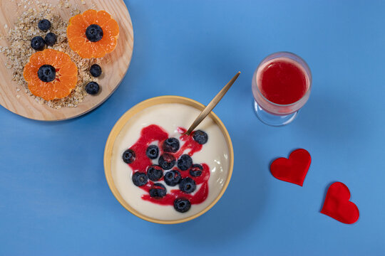 Desayuno de yogur y frusta fresca