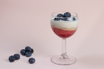 copa de yogur con crema de frutos rojos, cereales y arándanos