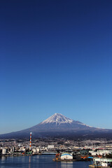 田子の浦港から見る富士山（縦）