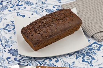 cake au chocolat sur une table