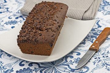 cake au chocolat sur une table