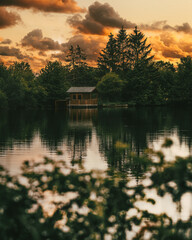 Obraz premium Hütte am See bei Sonnenuntergang