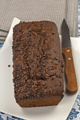 cake au chocolat sur une table