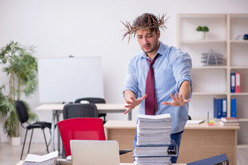 Young male employee wearing prickly wreath on head