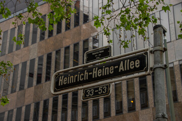 Ein Straßenschild "Heinrich-Heine-Allee" in der Heinrich-Heine-Alle in Düsseldorf