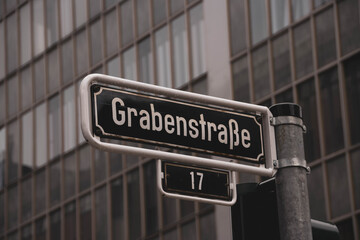 Ein Straßenschild "Grabenstraße" in der düsseldorfer Altstadt