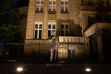Eine Statue vor dem düsseldorfer Rathaus an der Rheinpromenade