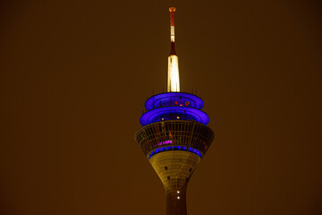 Die Spitze des düsseldorfer Fernseherturms bei Nacht