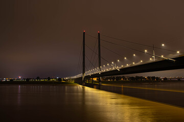 Die düsseldorfer Brücke am Medienhafen/Landtag bei Nacht.