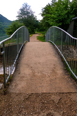 Brücke geschwungen über einenWasserlauf