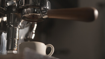 first drops of espresso pour with naked portafileter