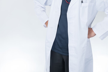 白衣姿の男性医師　腰に手を当てる