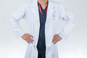 白衣姿の男性医師　腰に手を当てる