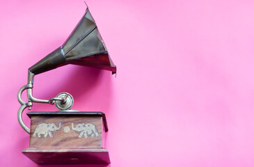 Cajita con forma de gramófono con fondo rosa