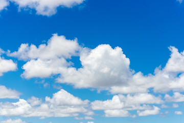 Obraz na płótnie Canvas beautiful blue sky and white fluffy cloud horizon outdoor for background.