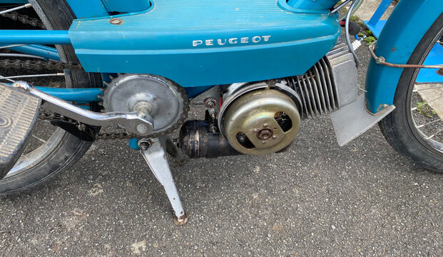 Peugeot 101 cyclomoteur bleu de 1967, marque fran&ccedil;aise 
