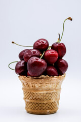 Ciliegie su cialda da gelato.