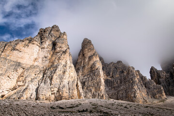 Bergmassiv in den Wolken