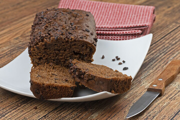 cake au chocolat sur une table