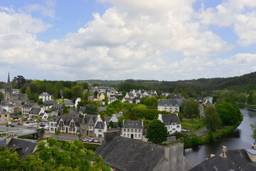 Fototapeta premium Panorama aérien sur Châteaulin (29150), département du Finistère en région Bretagne, France