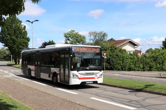 Bus de transports en commun des TCL, Transports en Commun Lyonnais, ville de Corbas, departement du Rhone, France