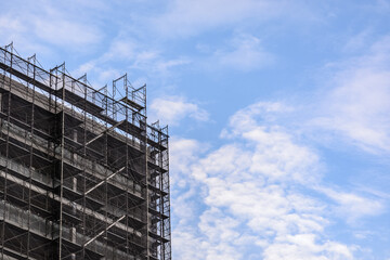 枠組み足場で覆われたマンション