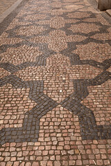Mosaico con adoquines en el suelo.
