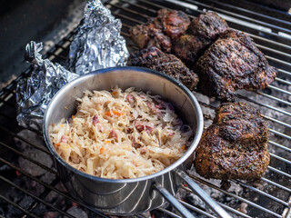 Sauerkraut und Sächsischer Mutzbraten auf dem Holzkohlegrill