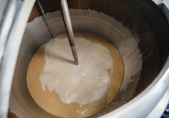 The process of filling malt in a container for making beer. Traditional brewing.