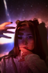 Junge Frau im Weltraum Projektion Beamer Technologie Zukunft Farben colorisation by #tigerraw 
