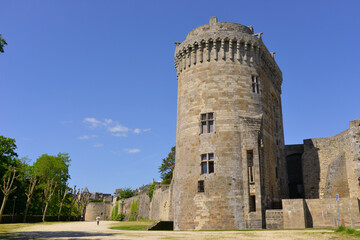 Obraz premium Tour et remparts du château fort (14è siècle) de Dinan (22100), département des Côtes-d'Armor en région Bretagne, France