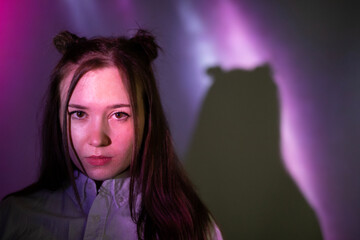 Junge Frau im Weltraum Projektion Beamer Technologie Farben colorisation by #tigerraw 