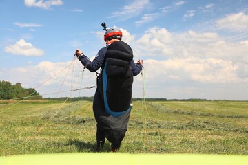 pilot paraglider top landing