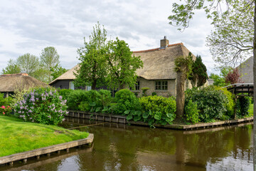 Fototapeta premium view of the picturesque village of Giethoorn in the Netherlands with ist quaint houses and many canals