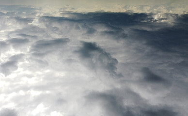 Obraz premium Beautiful contrasting large clouds in blue sky for background