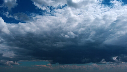 Obraz premium Beautiful contrasting large clouds in blue sky for background