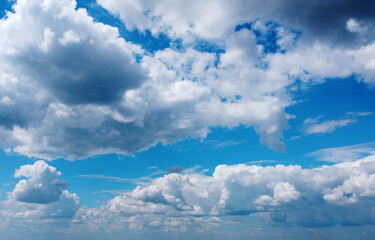 Obraz premium Beautiful contrasting large clouds in blue sky for background
