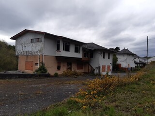 Fototapeta na wymiar Vieja factoría láctea abandonada en Vilalba, Galicia