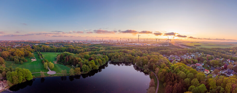 Sonnenuntergang in Bremerhaven, Luftaufnahme vom Speckenbütteler Park und Umgebung mit der Drohne, Aussicht auf die Weser, den Hafen und die Windräder